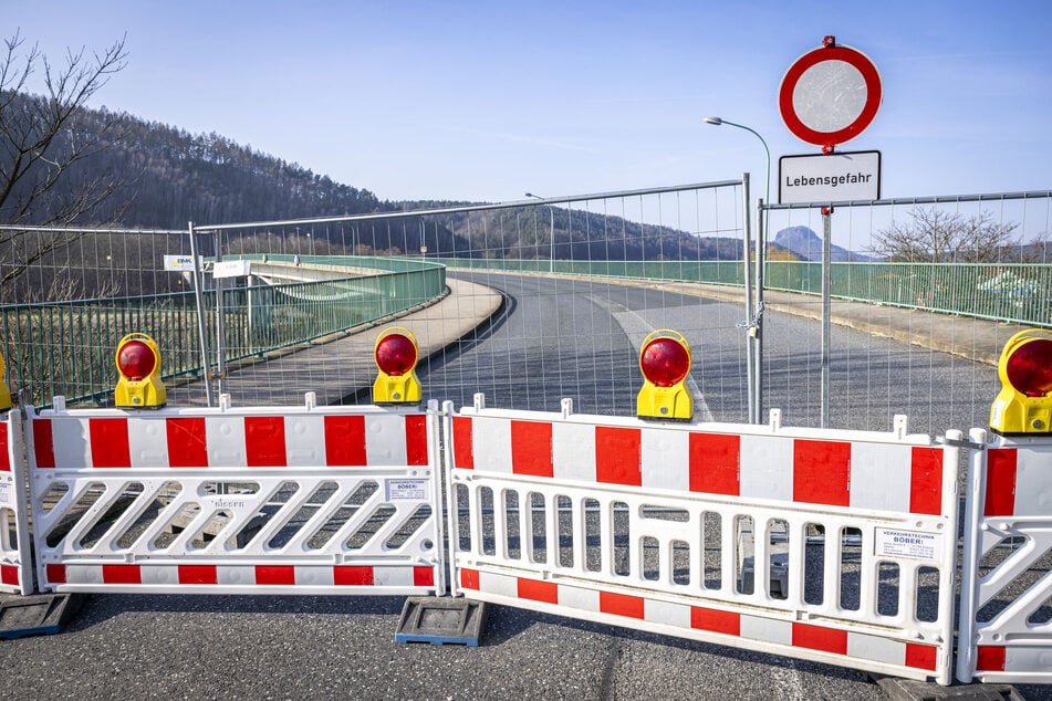 Ab April soll die gesperrte Bad Schandauer Elbbrücke einem Belastungsversuch unterzogen werden.