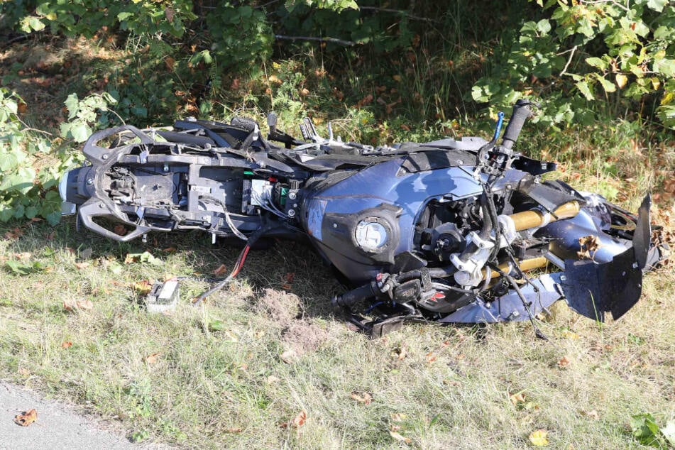 Das Motorrad wurde bei dem Zusammenstoß komplett zerstört.