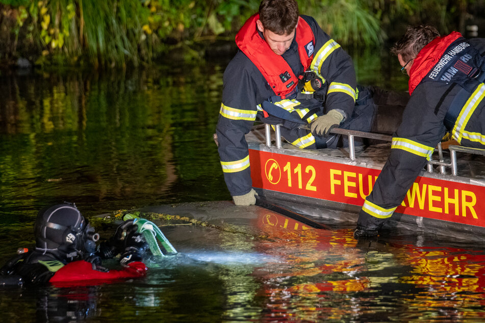 Mithilfe eines Rettungsbootes und Tauchern der Feuerwehr wurde das Auto geborgen.