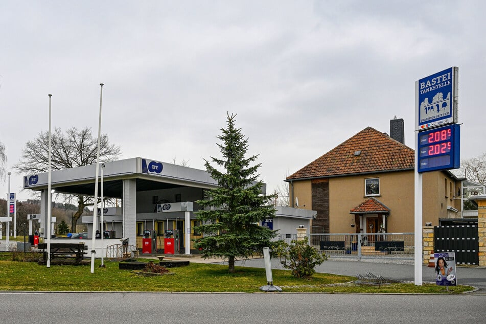 Die Bastei-Tankstelle ist eine Privattankstelle. Deshalb findet sich da auch kein Logo einer Mineralölgesellschaft.