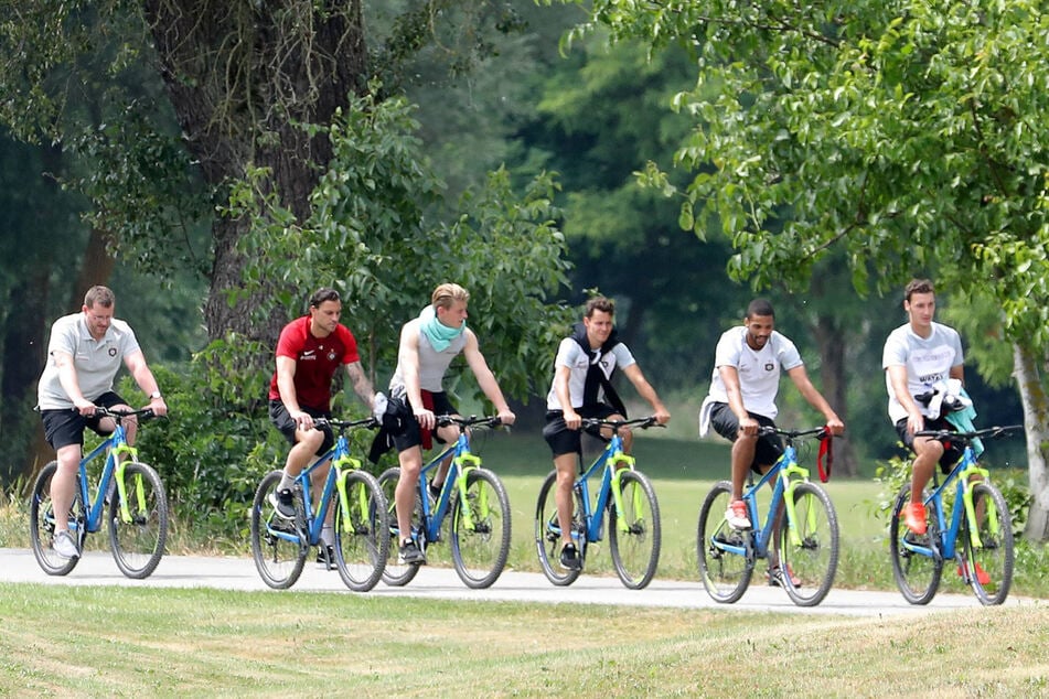 Wie in fast jedem Jahr, so auch in diesem: Die Veilchen-Profis unternehmen gleich am Samstag eine Radtour.
