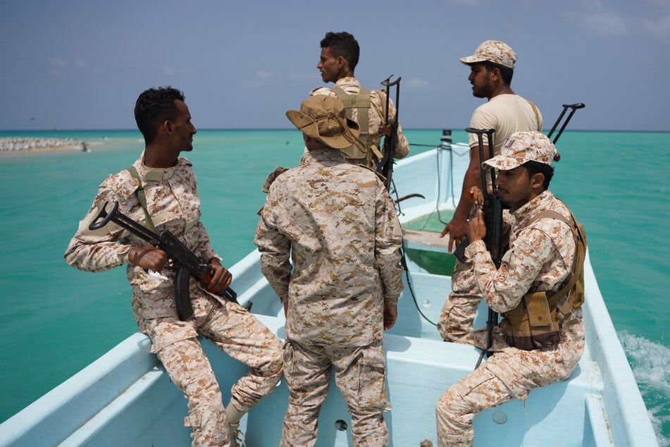 Jemenitische Soldaten patrouillieren in der strategisch wichtigen Straße von Bab el-Mandeb im Jemen. (Symbolbild)
