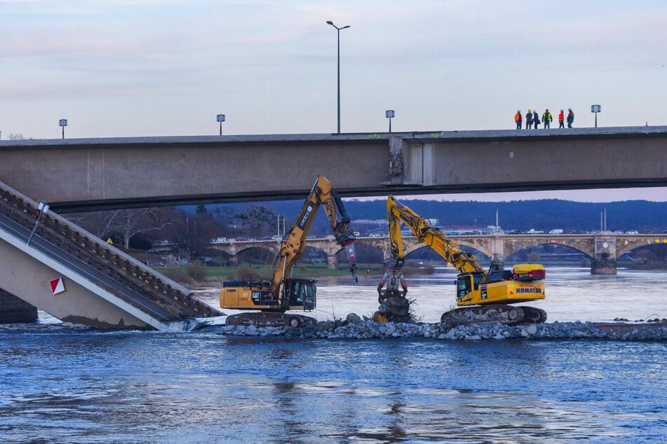 Erneut behindert der steigende Elbpegel die Abrissarbeiten an der Carolabrücke.