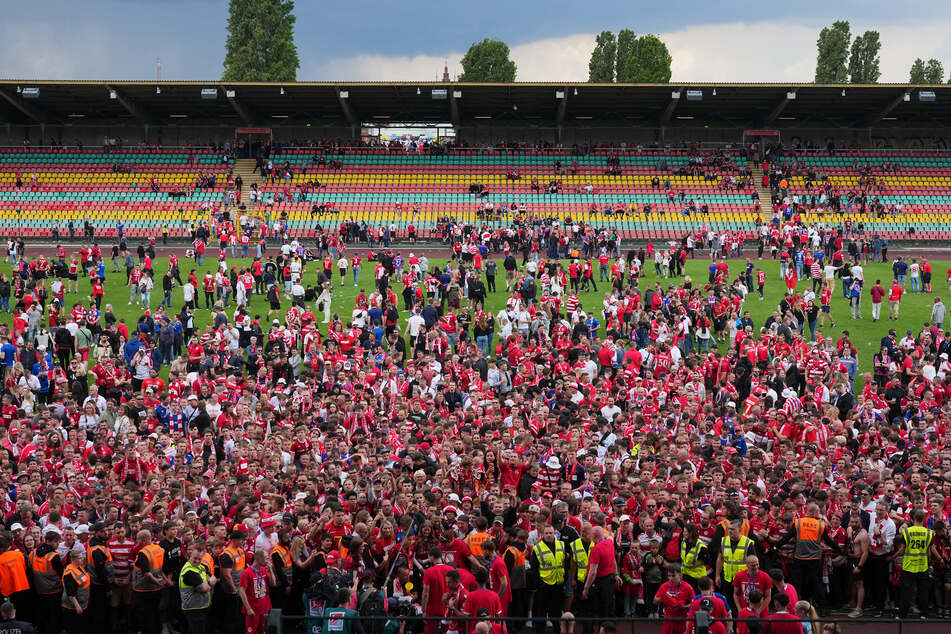 Wenn es nach Gastgebern und Polizei geht, soll sich ein Platzsturm der Energie-Fans, wie hier nach dem Aufstieg 2024 in Berlin, nicht wiederholen.