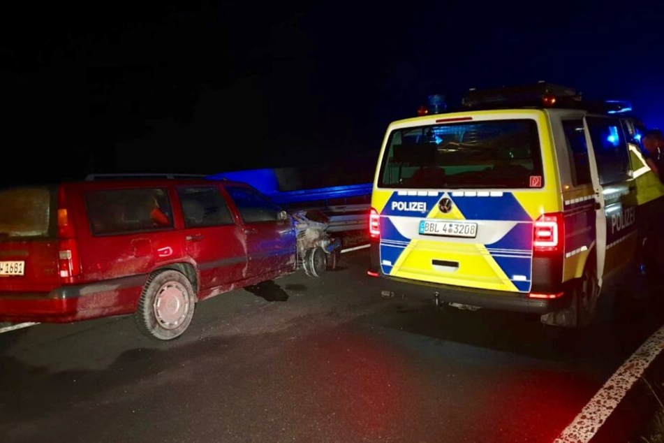 Ein Mann soll mitten in der Nacht über die A115 vor der Polizei geflohen sein.