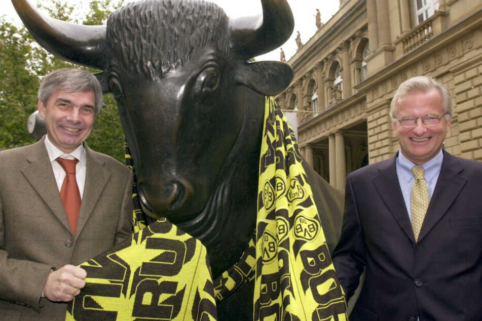 Gerd Niebaum (r), damaliger BVB-Präsident, und der damalige BVB-Manager Michael Meier stehen am 31.10.2000 vor der Frankfurter Börse.