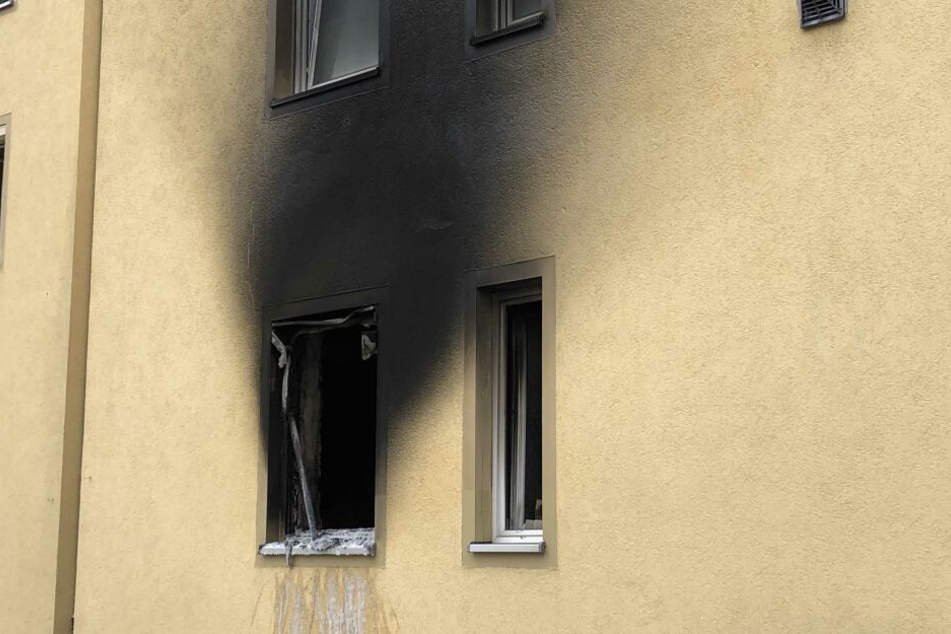 Aus dem Fenster im Erdgeschoss schlugen die Flammen.