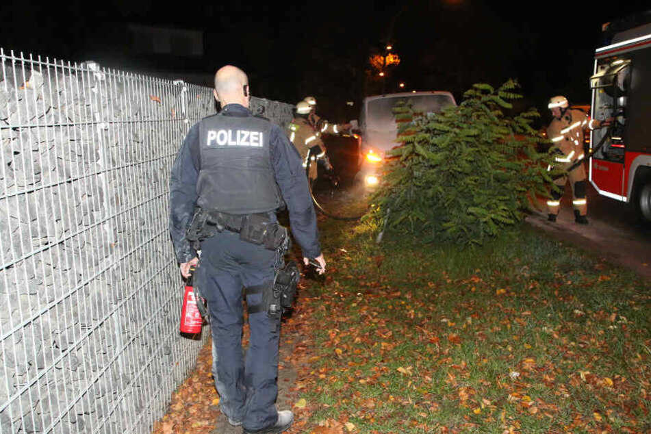 Ein Polizist hält einen Feuerlöscher in der Hand.