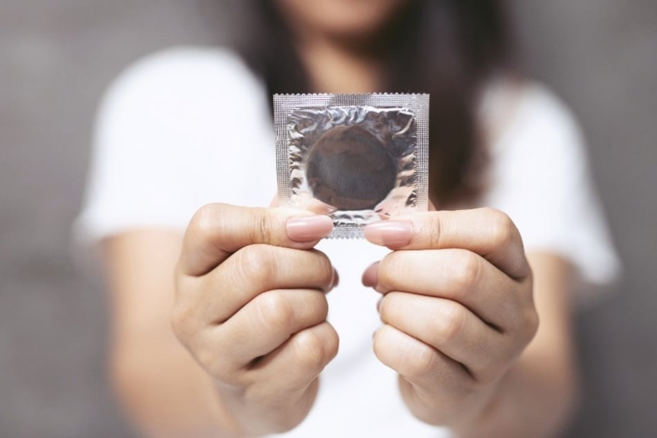 Um eine HIV-Infektion zu verhindern, ist beispielsweise beim Geschlechtsverkehr die Verhütung mit Kondom ein wirksames Mittel. (Symbolfoto)