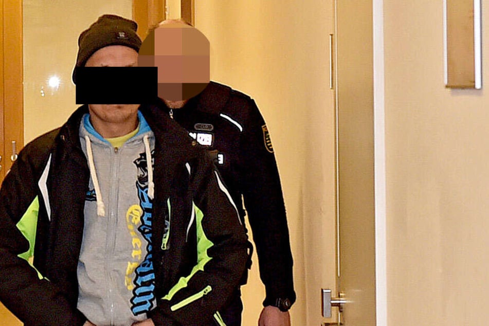 Weil er nicht pünktlich zum Prozess erschien, holte ihn die alarmierte Polizei zu Hause ab und brachte Daniel T. ins Gericht. Auch diese Kosten muss er nun zahlen.