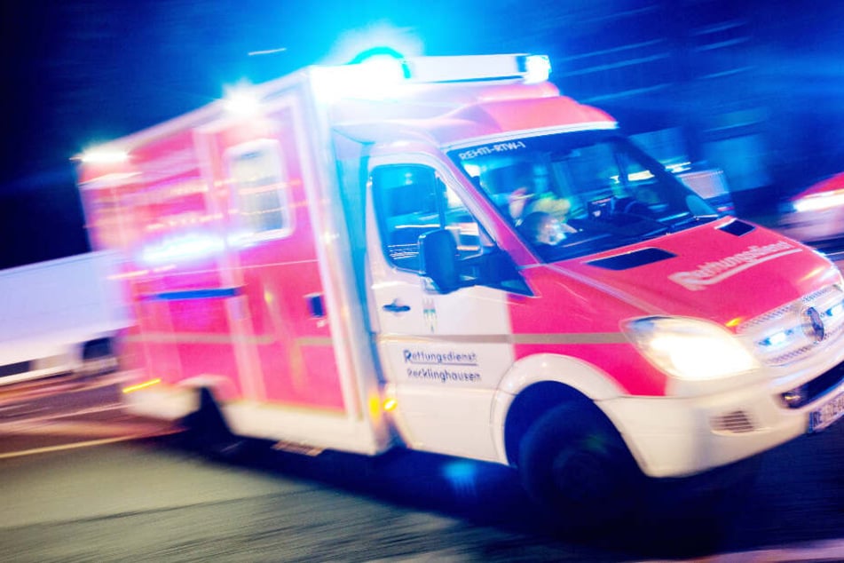 Die vier Verletzten mussten vom Rettungsdienst in ein Krankenhaus gebracht werden. (Symbolbild)