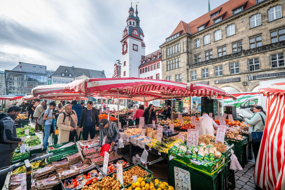 Der Chemnitzer Wochenmarkt ist nicht nur ein Umschlagplatz für Obst und Gemüse, sondern auch für Plastiktüten.