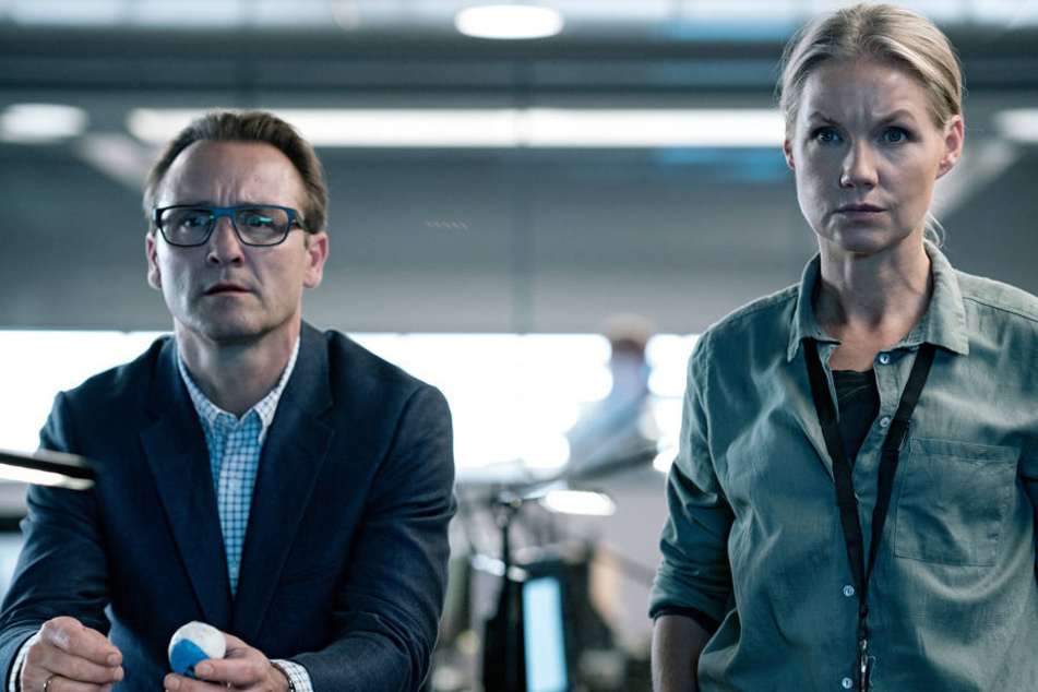 Die Ermittler Henrik Dalum (Lars Ranthe) und Eva Forsberg (Tova Magnusson) suchen gemeinsam nach einem gestohlenen Sprengkopf.