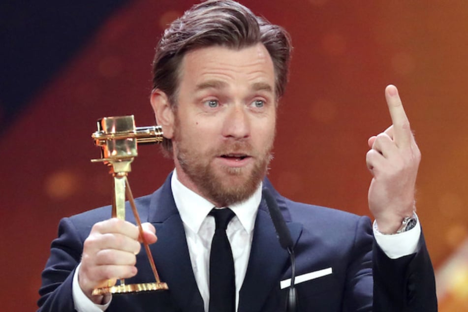 Als hätte es Ewan McGregor im Februar 2018 schon geahnt, dass die Preisverleihung Hamburg den Rücken zukehrt.