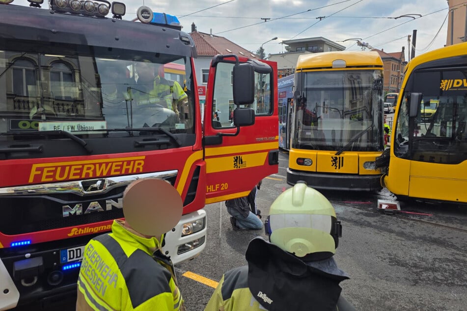 Warum Tram und Bus zusammenstießen, ist aktuell noch nicht bekannt.