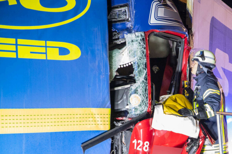 Unfall A4: Stau-Ende übersehen: Lkw-Fahrer stirbt bei schwerem Unfall auf der A4