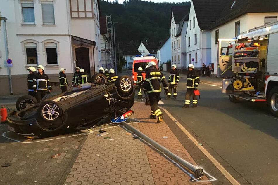 Aus diesem demolierten Wrack konnte sich der verletzte Fahrer noch selbst befreien, bevor die Einsatzkräfte eintrafen.