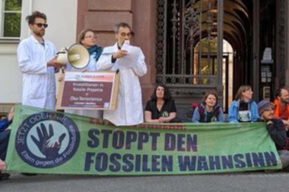 "Klima-Eltern" ketten sich vor Deutsche Bank: Mit Bobbycars gegen die Fossilindustrie