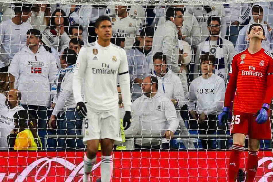 Real Madrids Raphael Varane (l.) und Keeper Thibaut Courtois (r.) können die Misserfolgsserie nicht fassen.