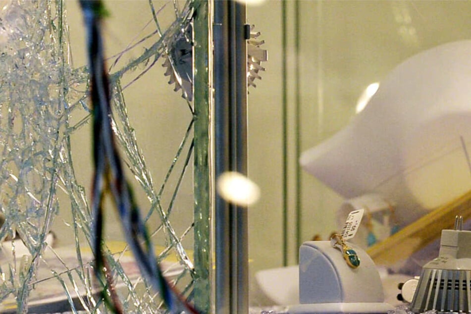 In beiden Fällen wurden die Fenster eingeschlagen und der ausgestellte Schmuck gestohlen (Symbolbild).