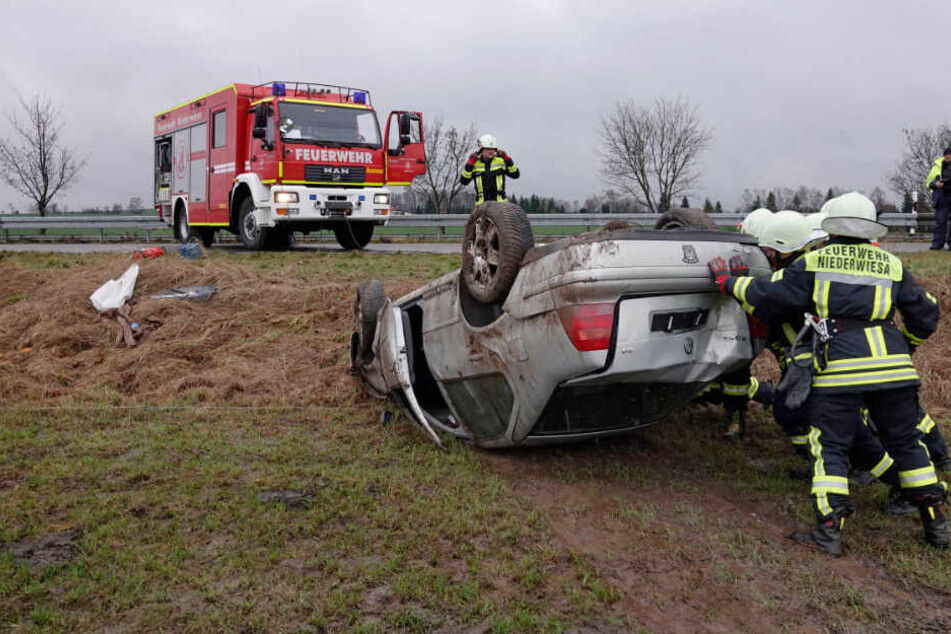 VW kracht gegen Baum und landet auf Dach: Fahrer in Klinik!