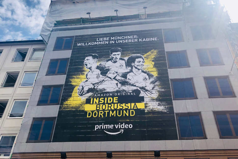 Das Werbeplakat von Amazon nimmt fast die ganze Hausfront in der Theatinerstraße ein.