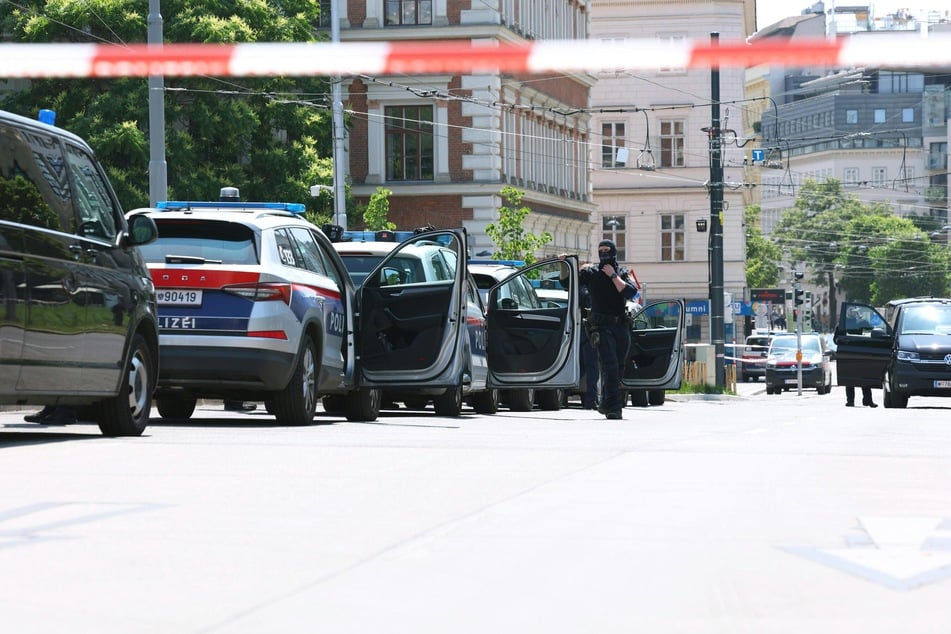 Neben vielen Beamten der Polizei sind auch Bombenroboter im Einsatz, die die potenzielle Bombe entschärfen sollen.