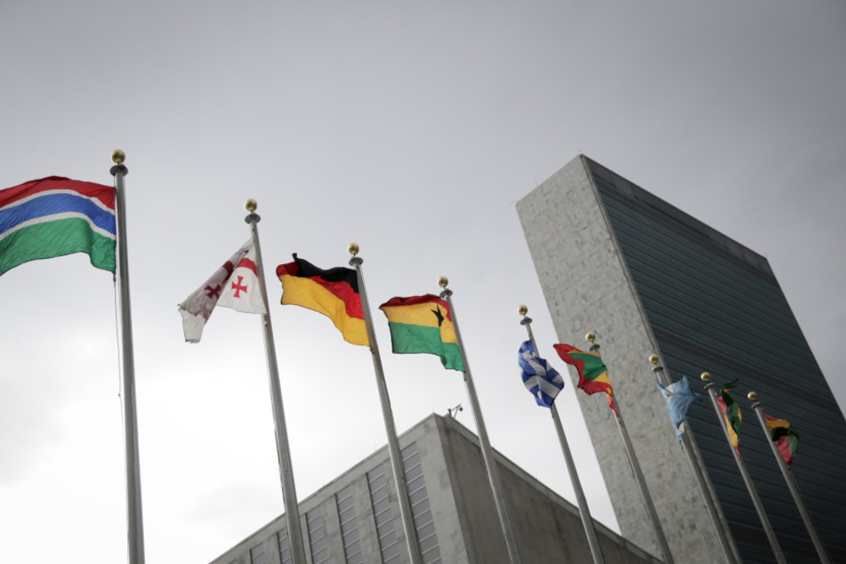 Bundesflaggen wehen vor dem UN-Gebäude in New York.