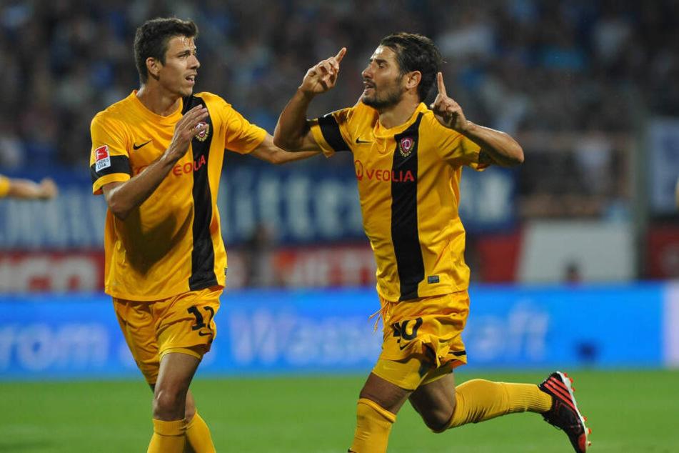 Anthony Losilla (l.) feiert einen Treffer von Cristian Fiel gegen den VfL im Juli 2013 gemeinsam mit dem heutigen Dynamo-Coach.