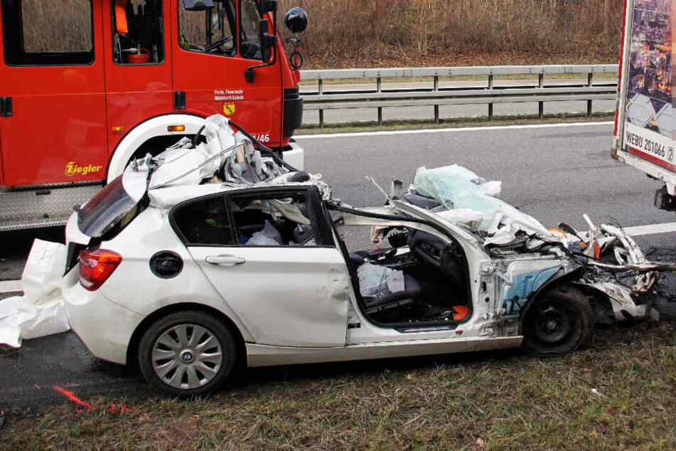 Das Auto fuhr offenbar auf den Lkw-Anhänger auf.