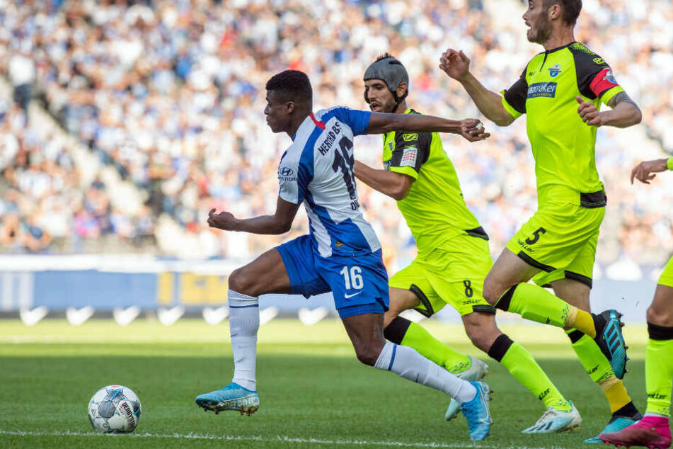 Dilrosun lässt sich auch von Gjasula und Strohdieck nicht aufhalten und trifft zum 1:0.