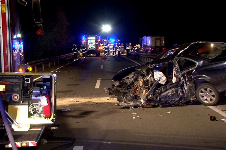 Komplett zerstört blieb der Wagen des Rentners auf der Bundesstraße liegen.
