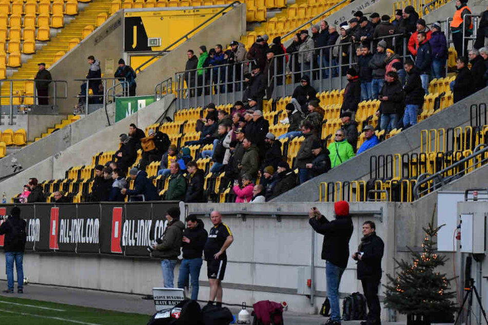 Reichlich 100 Fans verfolgten die erste Einheit unter dem neuen Trainer.