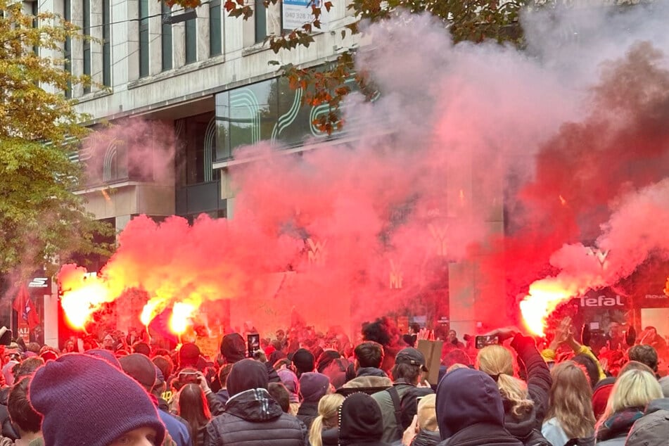 Kommt es auch in Hamburg zu Ausschreitungen? Die Polizei ist in der Innenstadt mit einem Großaufgebot im Einsatz.