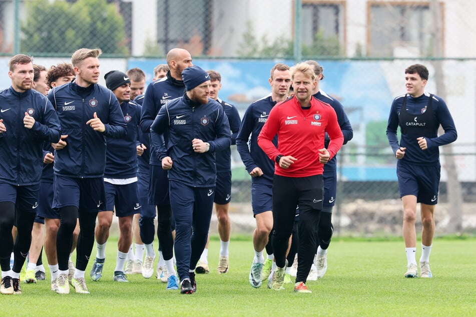 Ja, wo laufen sie denn? Am besten immer dem im roten Jersey hinterher. Und das trägt Interims-Athletikcoach Jan Hochscheidt.