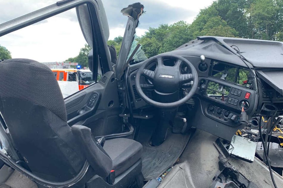 Einer der beiden am Unfall beteiligten LKW wurde völlig zerstört.