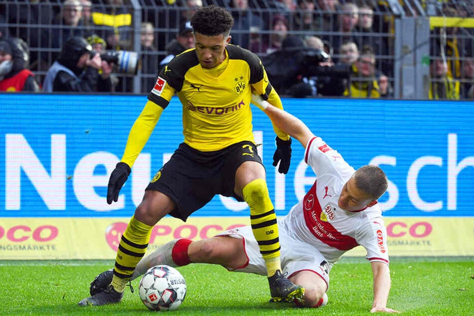 BVB-Star Jadon Sancho (oben) setzt sich gegen Stuttgarts Santiago Ascacibar (unten) durch.