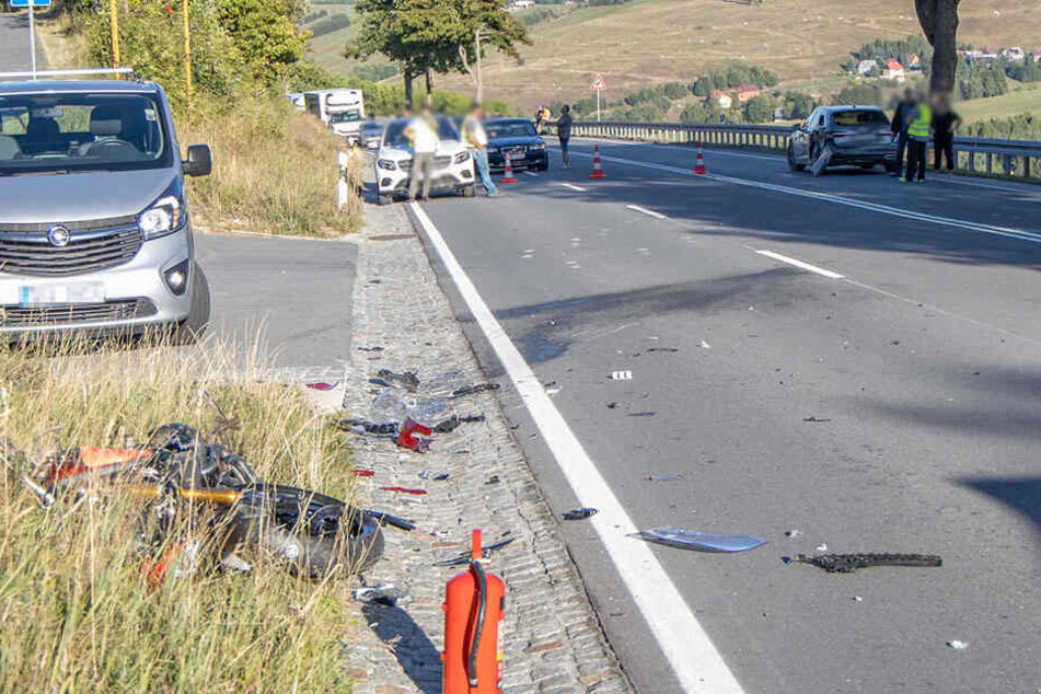 Ein 59-Jähriger habe mit seinem Auto auf die Bundesstraße 95 abbiegen wollen, dabei stieß er mit dem Motorradfahrer zusammen.