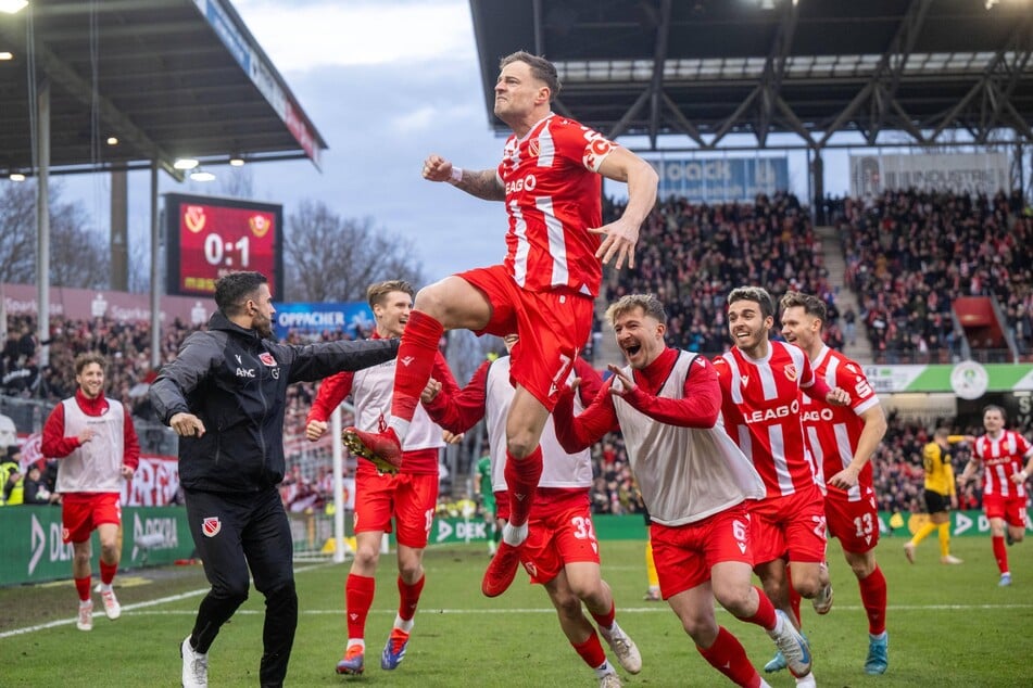 Sprung ins Glück: Cottbus' Timmy Thiele (33, v.) ist zurück!