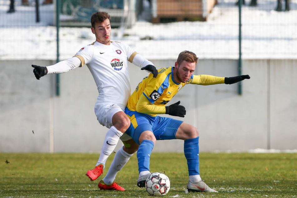 Hat sich in die Mannschaft gespielt: Dominik Wydra (r.) konnte gegen Jena als Abwehrchef überzeugen.