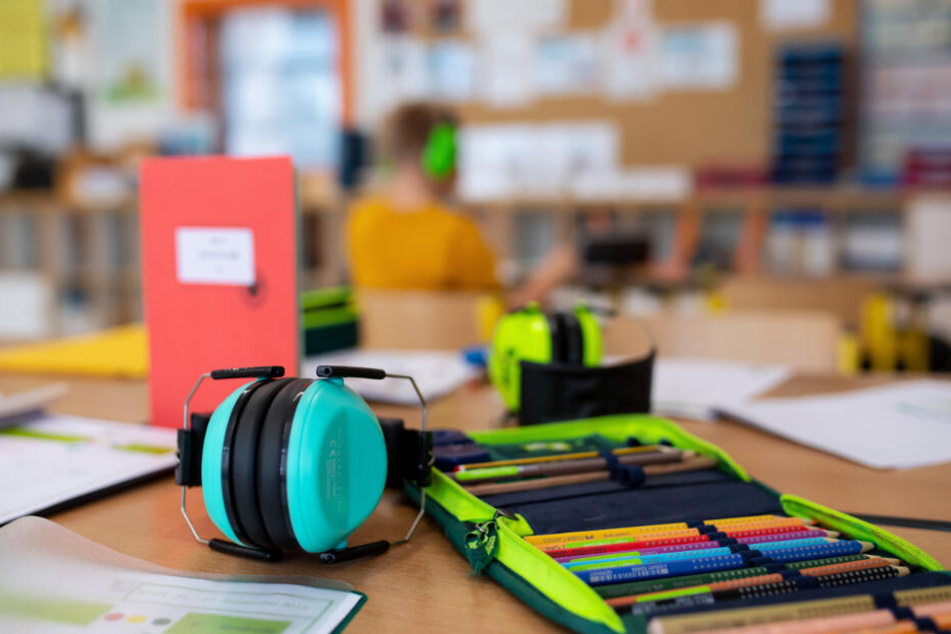 Mit einer Stunde Mehrarbeit pro Woche soll der Lehrermangel abgefedert werden. (Symbolbild)