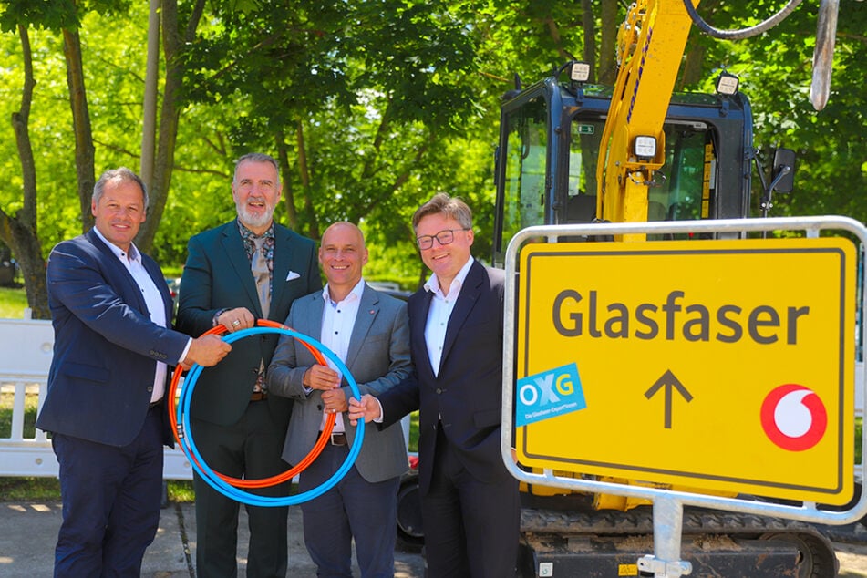 D. Ebrecht (Vodafone), S. Schütz (Thüringer Minister für Digitales u. Infrastruktur), A. Horn (Oberbürgermeister) und Dr. S. Trebst (OXG) feiern das offizielle OXG-Baustartevent in Erfurt.