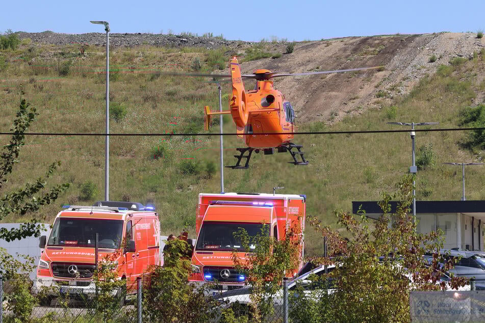 Ein Rettungshubschrauber flog den Mann nach dem lebensgefährlichen Unfall in eine Klinik.
