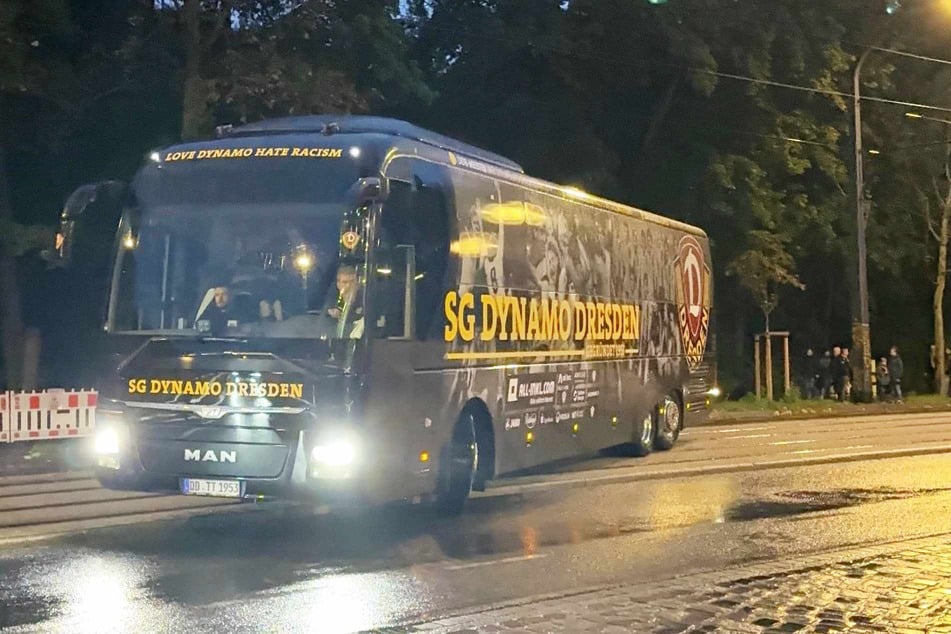 Um 18.53 Uhr fuhr der Dynamo-Mannschaftsbus vor.