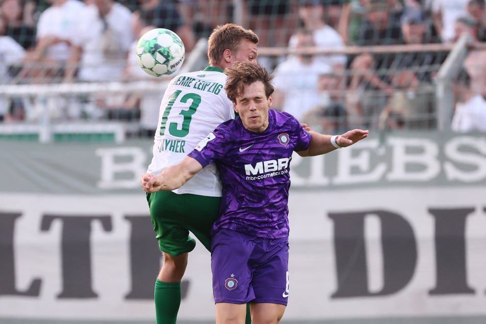 Yehor Chyher (13, Chemie), Mika Clausen (8, Aue) liefern sich ein Kopfball-Duell.