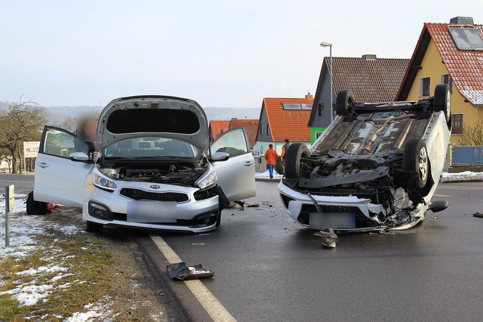 Kia missachtet Vorfahrt und knallt in Hyundai, dieser überschlägt sich und bleibt auf Dach liegen