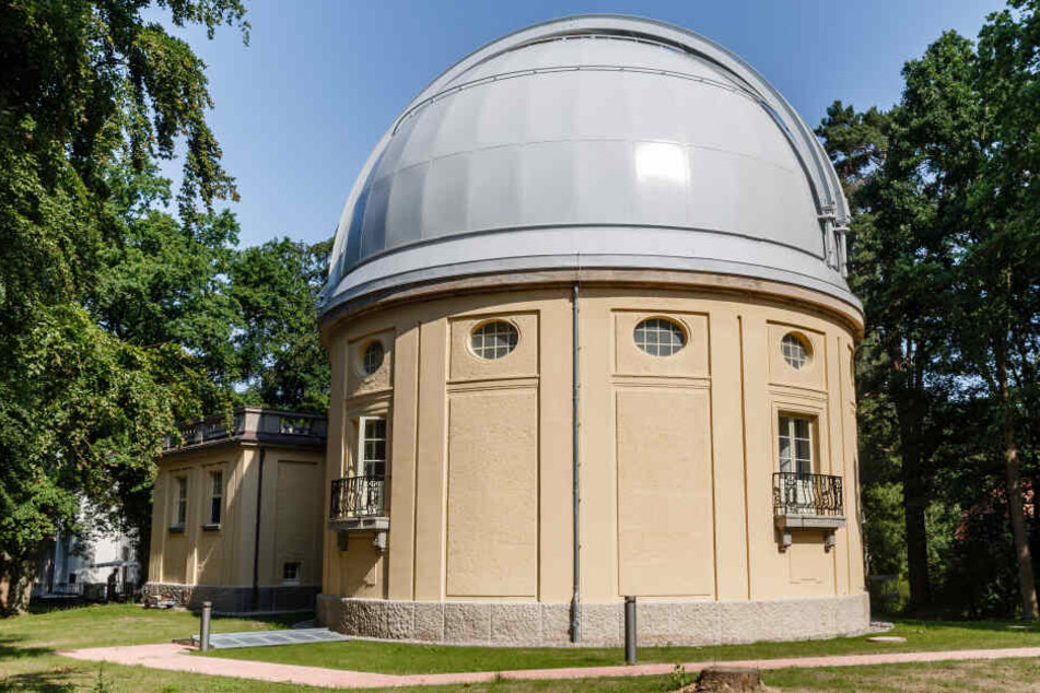 Die Sternwarte in Hamburg hat ein Teleskop, welches zu den größten Linsenteleskopen in Deutschland zählt.
