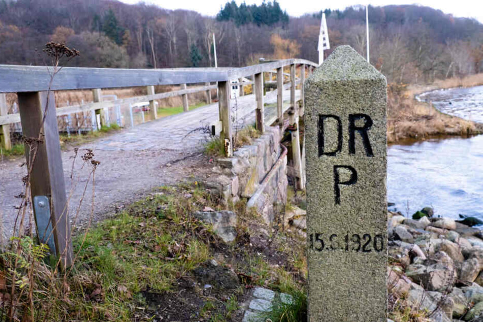 Ein alter Grenzstein steht am Grenzübergang bei Flensburg.