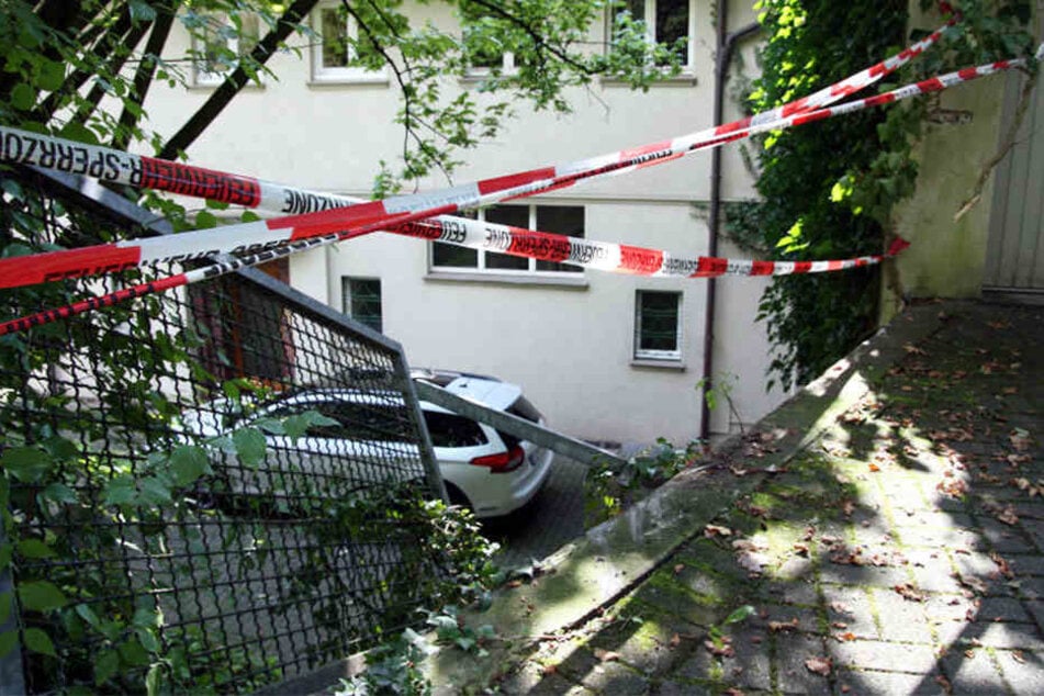 Die 58-Jährige durchbrach das Eisengeländer und hing über dem Abgrund.