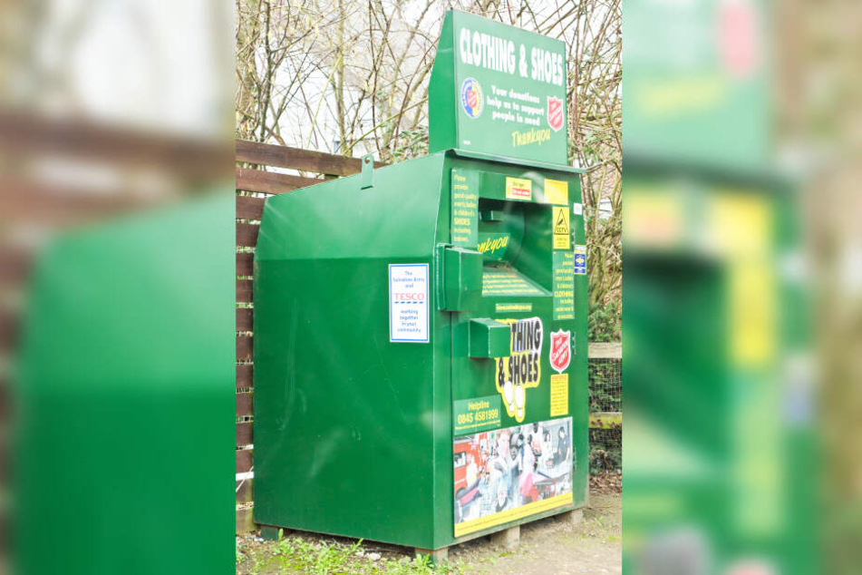 In einem Altkleider-Container wie diesem steckte die Frau zur Hälfte (Symbolbild).